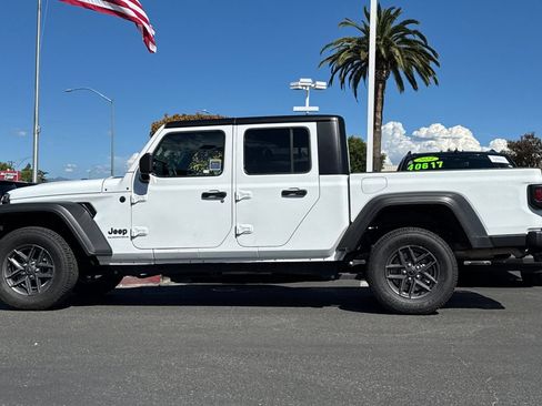 Used 2025 Jeep Gladiator Sport AWD/4WD image 8
