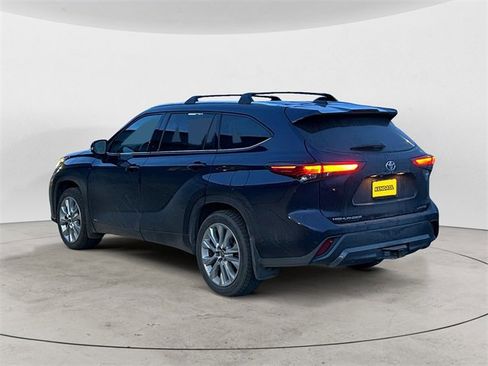 Used 2022 Toyota Highlander Limited image 3