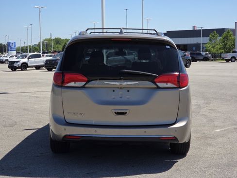 Used 2017 Chrysler Pacifica Touring-L Plus w/ Tire & Wheel Group FWD image 16