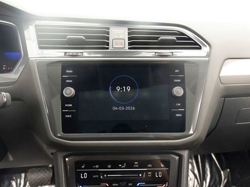 Used 2022 Volkswagen Tiguan SE w/ Panoramic Sunroof Package AWD/4WD image 17