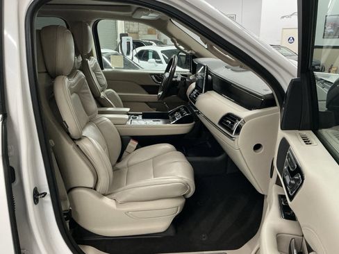 Used 2018 Lincoln Navigator Select w/ Technology Package image 12