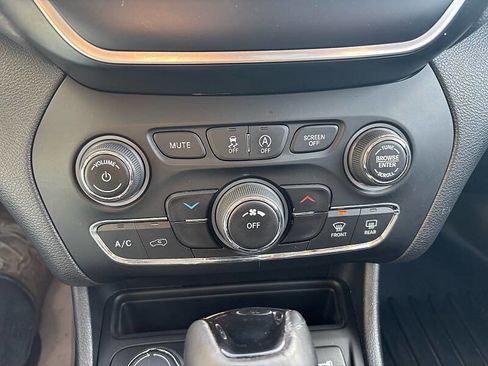 Used 2021 Jeep Cherokee Latitude Plus AWD/4WD image 46
