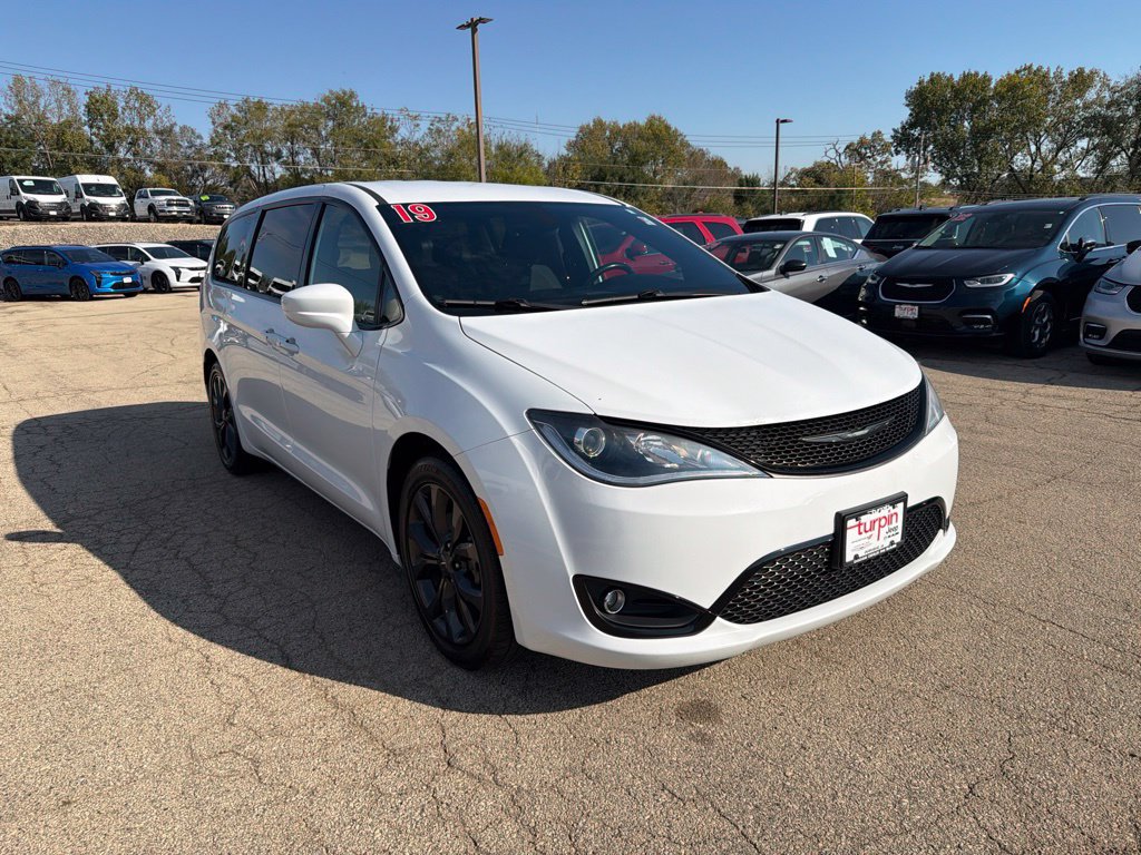 Used 2019 Chrysler Pacifica Touring Plus w/ S Appearance Package FWD image 3