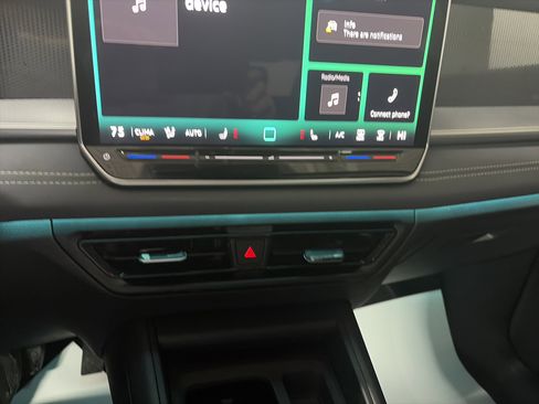 Certified 2025 Volkswagen Tiguan SE image 22