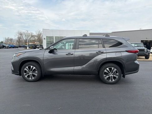 Used 2023 Toyota Highlander XLE image 4
