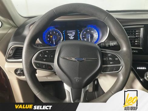 Used 2017 Chrysler Pacifica Touring FWD image 11
