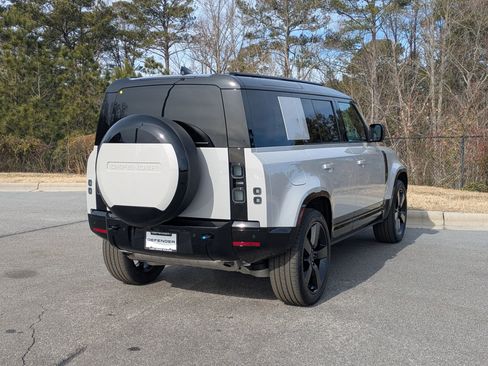 New 2026 Land Rover Defender 110 X-Dynamic SE image 5