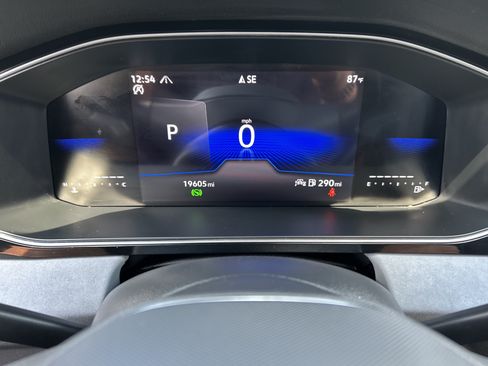 Used 2025 Volkswagen Jetta SE FWD image 25