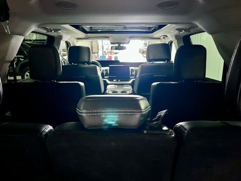Used 2025 Ford Expedition Platinum AWD/4WD image 5