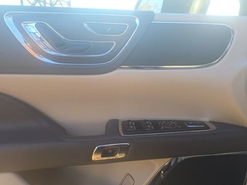 Used 2017 Lincoln Continental Select w/ Climate Package image 11