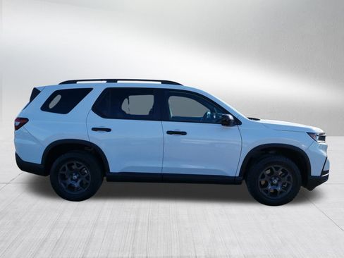 Used 2025 Honda Pilot TrailSport image 8