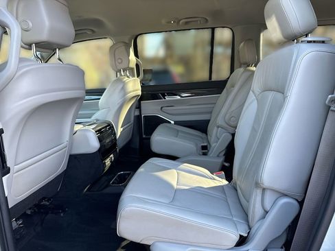 Used 2022 Jeep Wagoneer Series III w/ Flexible Seating Group AWD/4WD image 23