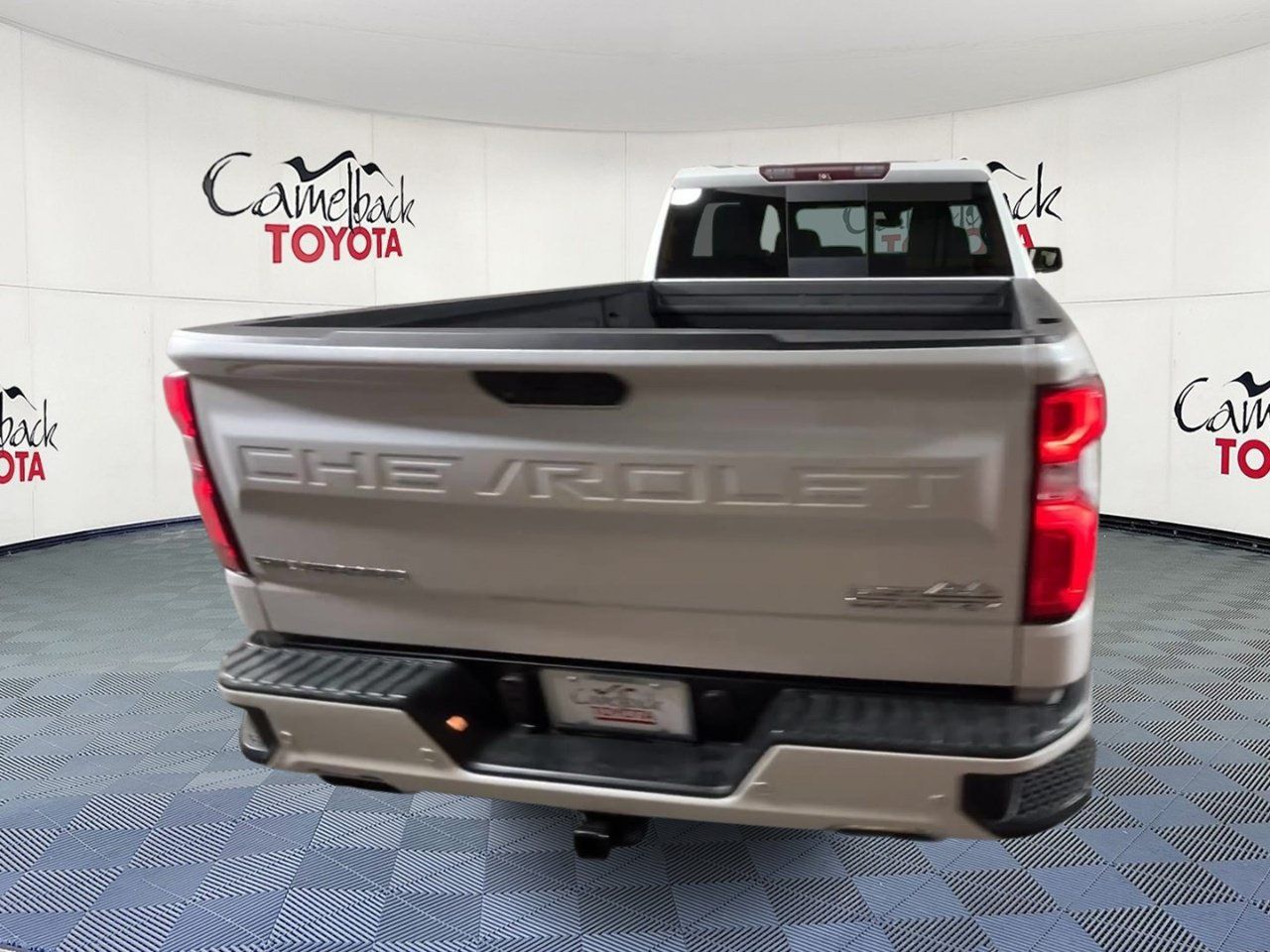 Used 2019 Chevrolet Silverado 1500 High Country w/ Technology Package AWD/4WD image 9