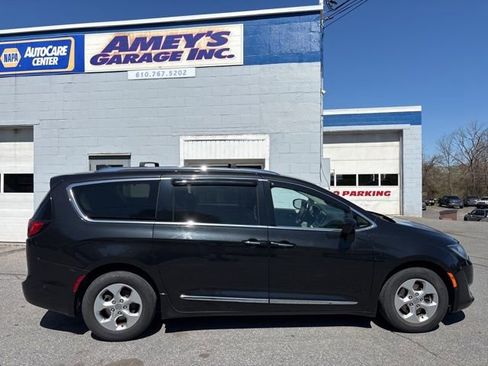 Used 2017 Chrysler Pacifica Touring-L Plus w/ Advanced Safetytec Group FWD image 7