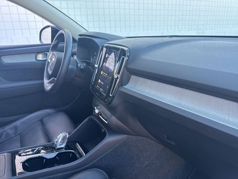 Used 2024 Volvo XC40 B5 Plus image 21