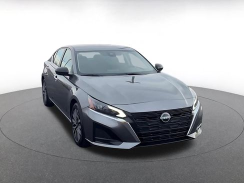 Used 2025 Nissan Altima 2.5 SV image 3