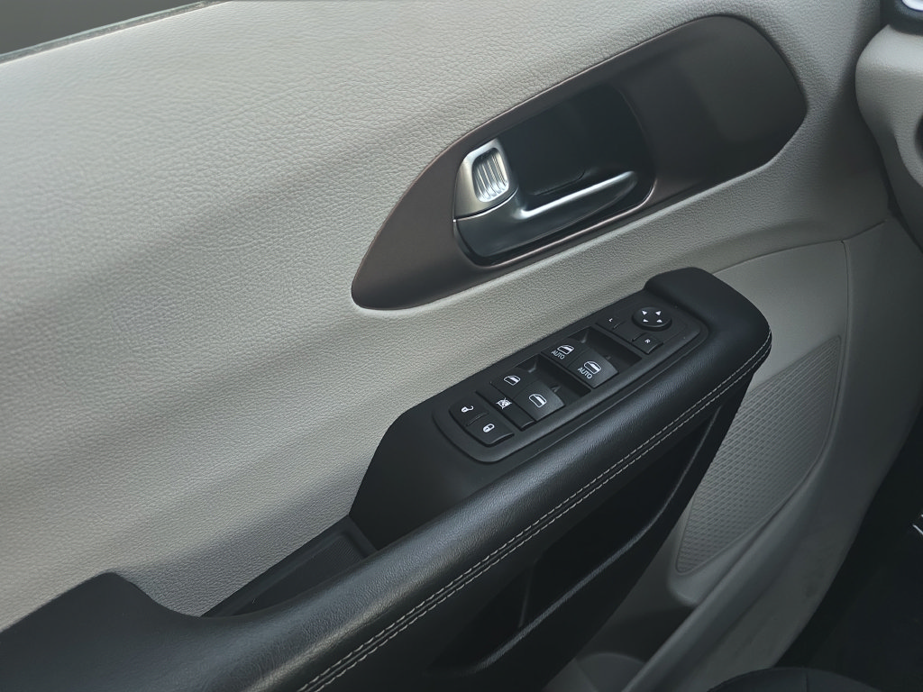 Used 2023 Chrysler Voyager LX FWD image 20