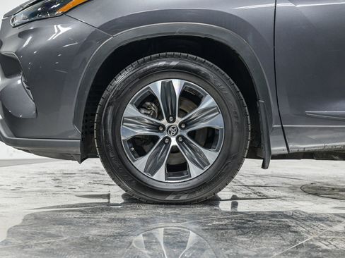 Used 2021 Toyota Highlander XLE image 3