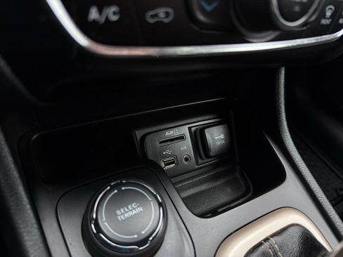 Used 2016 Jeep Cherokee Latitude w/ Comfort/Convenience Group image 20