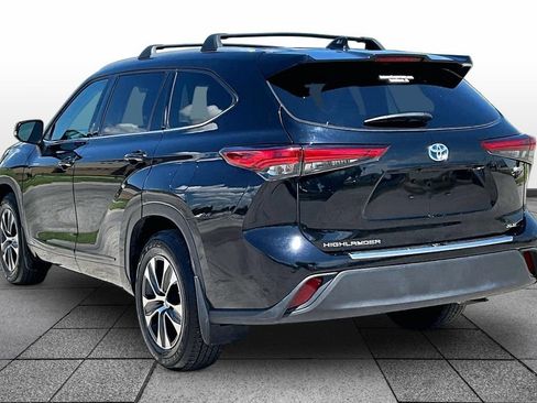 Used 2022 Toyota Highlander XLE AWD/4WD image 11
