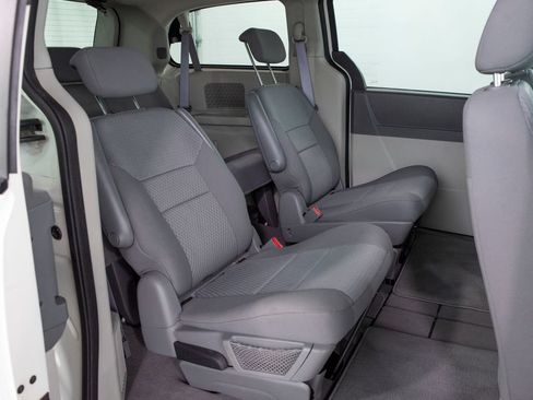 Used 2010 Dodge Grand Caravan SE w/ Climate Group FWD image 17