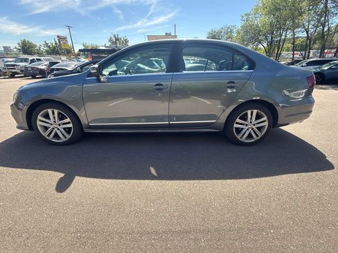 Used 2017 Volkswagen Jetta SEL FWD image 4
