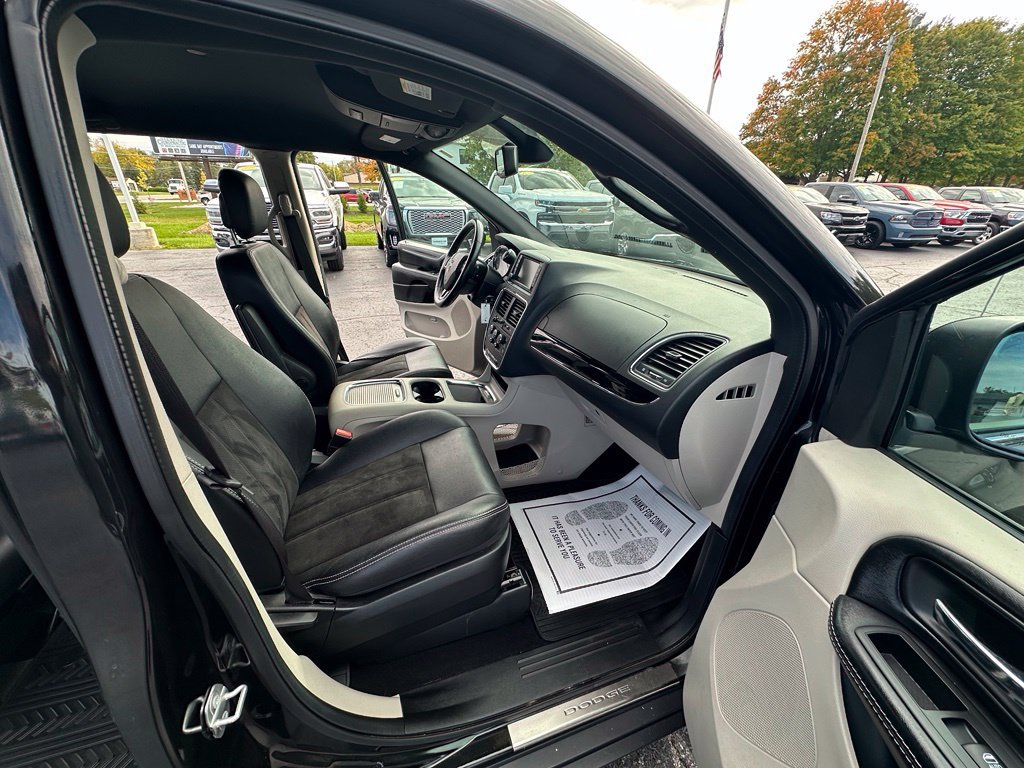 Used 2019 Dodge Grand Caravan SXT w/ Mopar Premium Addition Group FWD image 13