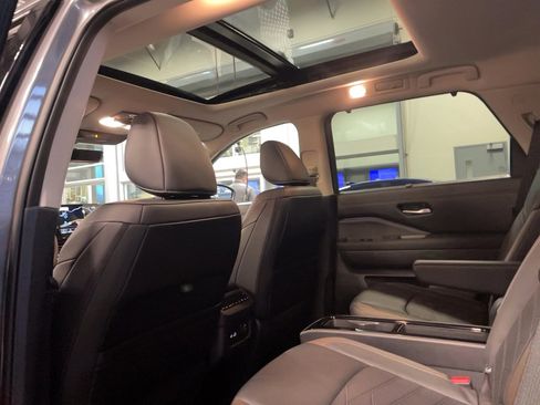 Used 2025 Nissan Pathfinder Platinum image 6