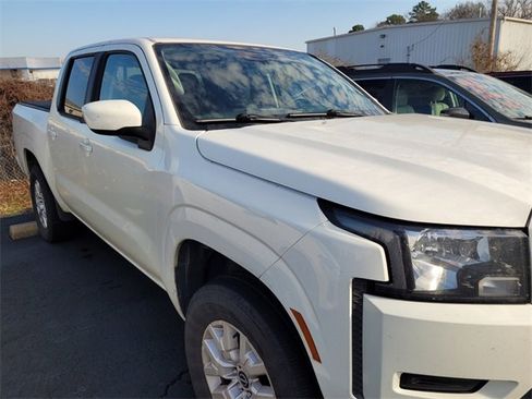 Certified 2022 Nissan Frontier SV image 9