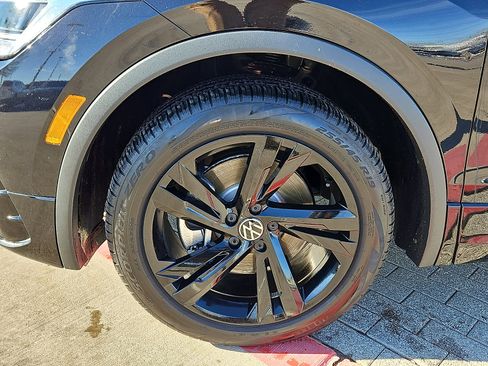 Certified 2023 Volkswagen Tiguan SE R-Line image 5