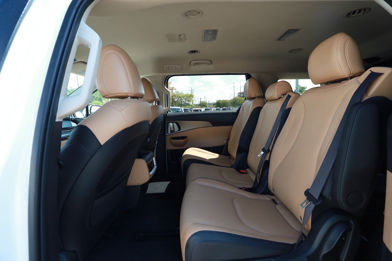 Used 2024 Kia Carnival LX FWD image 28
