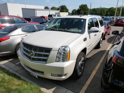 Used 2011 Cadillac Escalade ESV Platinum AWD/4WD image 3
