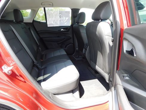 Used 2025 Chevrolet Trax LT w/ LT Convenience Package FWD image 19