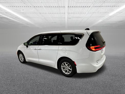 Used 2024 Chrysler Pacifica Touring-L image 7