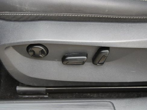 Certified 2023 Volkswagen Taos SE w/ Panoramic Sunroof Package image 10