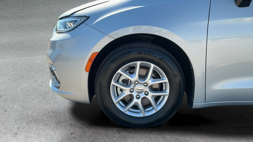 Used 2024 Chrysler Pacifica Touring-L FWD image 26