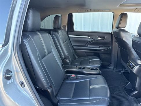 Used 2017 Toyota Highlander SE image 31