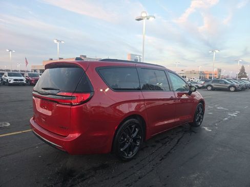 Used 2025 Chrysler Pacifica Limited image 6