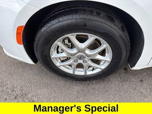 Used 2023 Chrysler Pacifica Touring-L FWD image 43