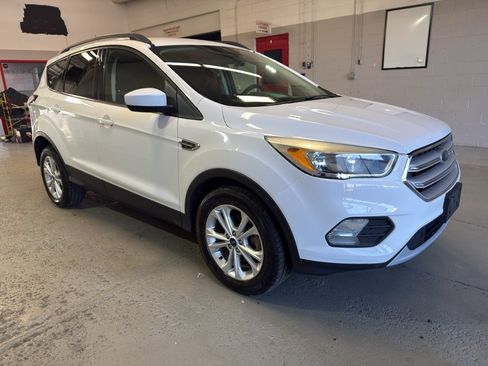 Used 2018 Ford Escape SE FWD image 1