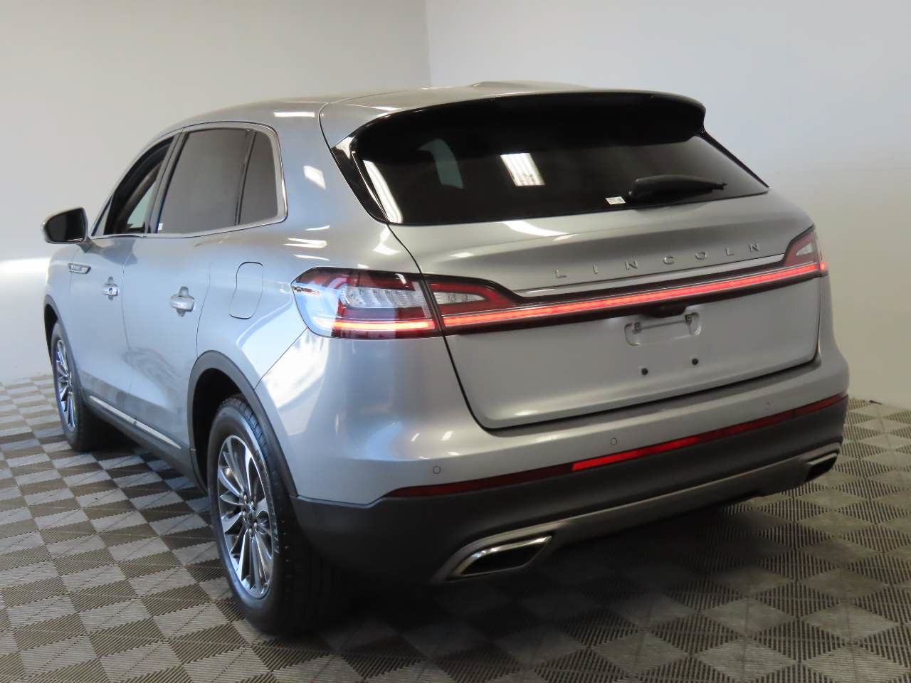 Used 2022 Lincoln Nautilus FWD w/ Premium Package image 3