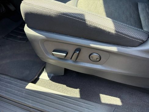 Used 2025 Nissan Pathfinder SV FWD image 22