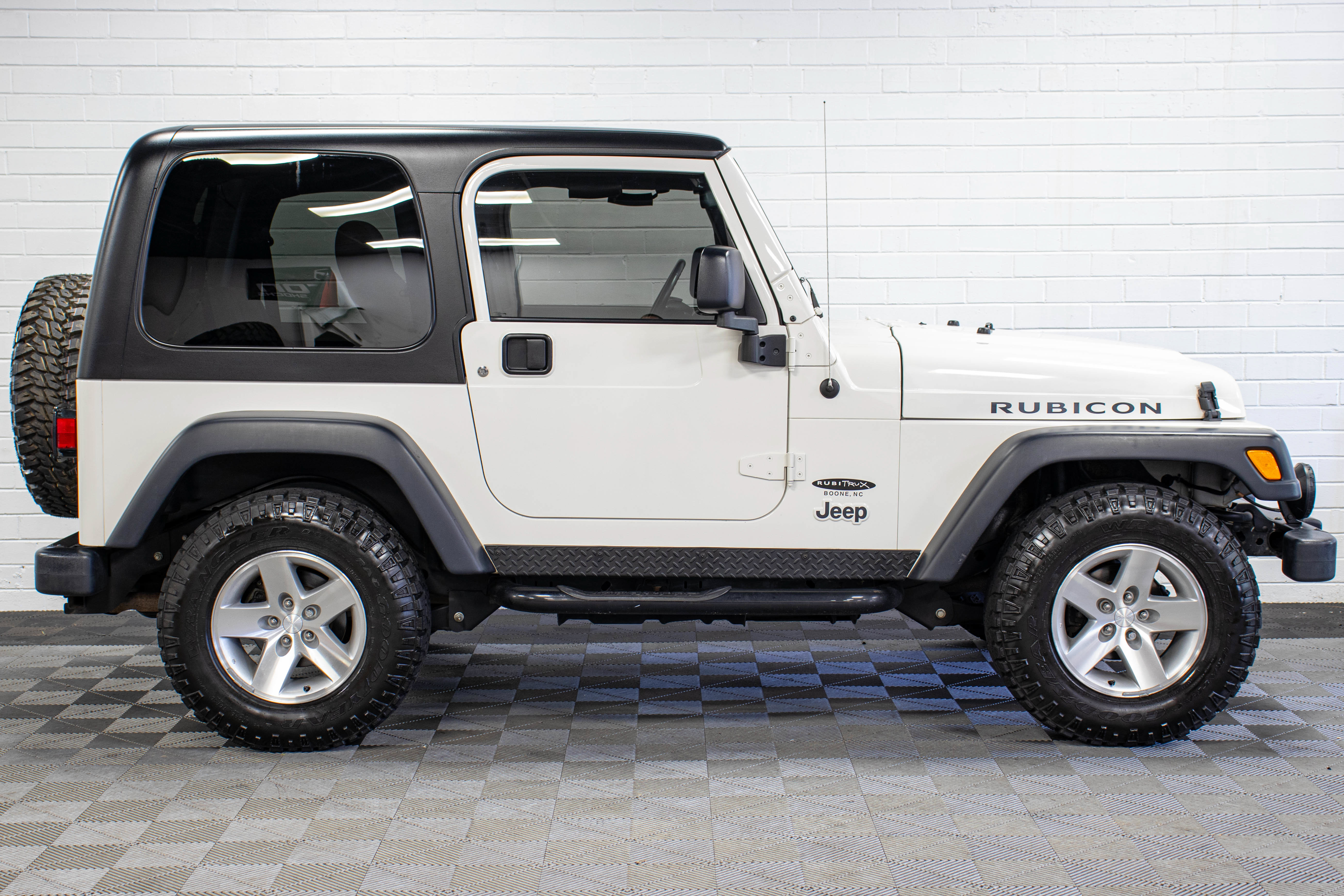 Used 2004 Jeep Wrangler Rubicon w/ Dual Top Group AWD/4WD image 2