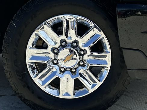 Used 2024 Chevrolet Silverado 2500 High Country w/ High Country Premium Package image 11
