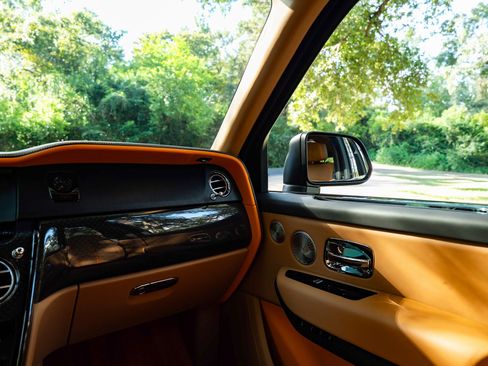 Used 2023 Rolls-Royce Cullinan Black Badge w/ Leather Finishing Pack image 30