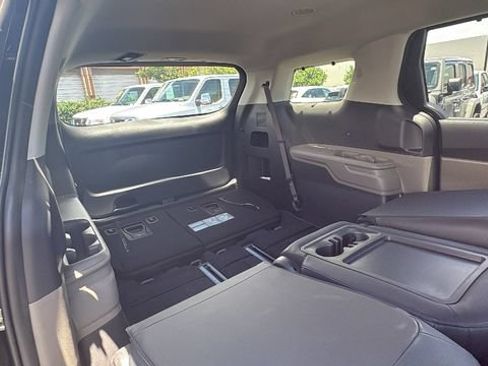 Used 2025 Kia Carnival EX FWD image 13