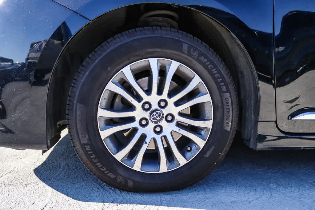 Used 2019 Toyota Sienna XLE w/ XLE Navigation Package FWD image 11