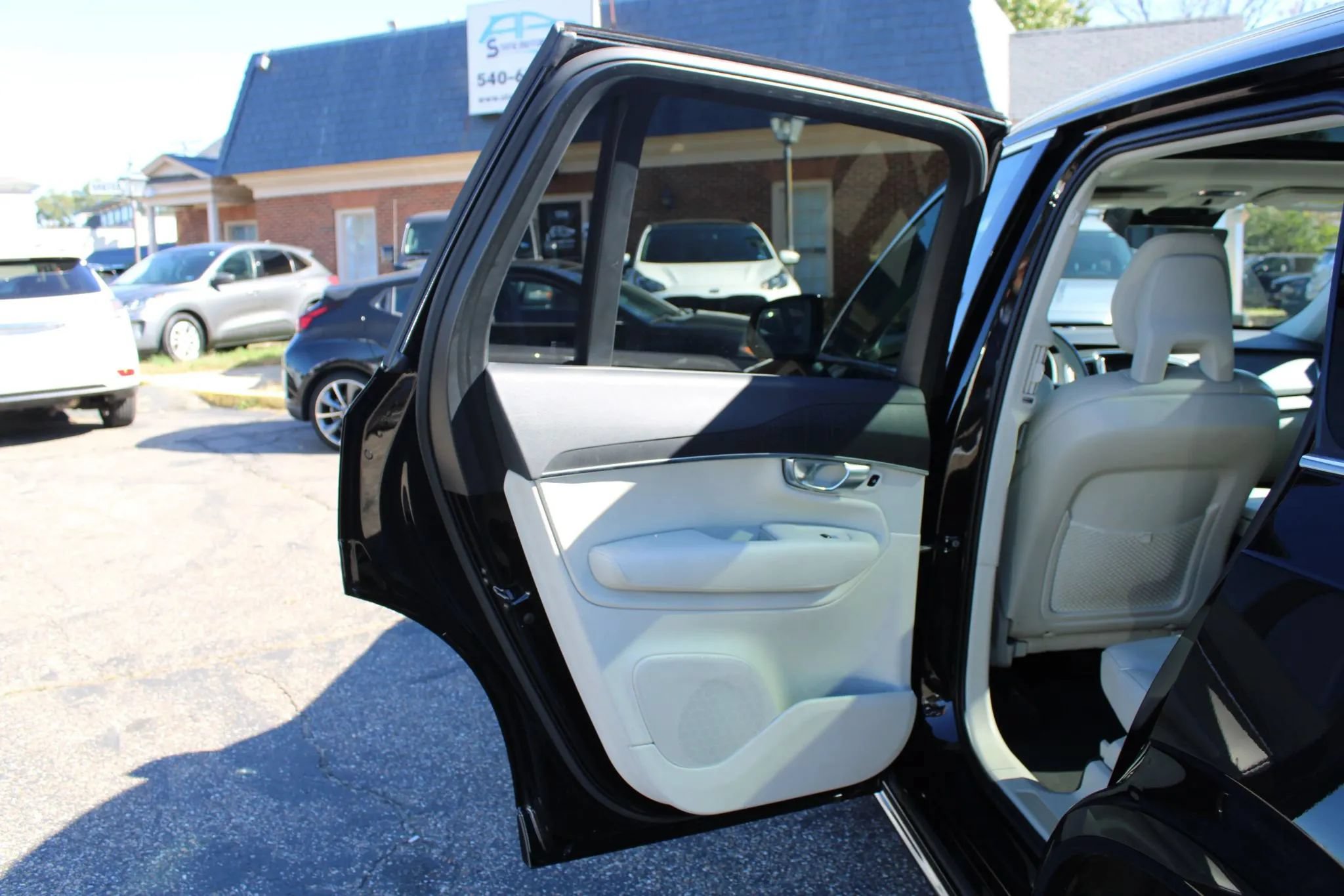 Used 2020 Volvo XC90 T6 Momentum AWD/4WD image 10