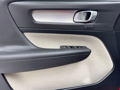 Used 2019 Volvo XC40 T4 Momentum image 37