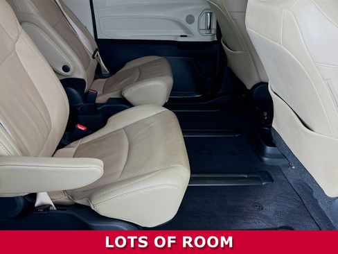 Used 2023 Toyota Sienna Limited image 25